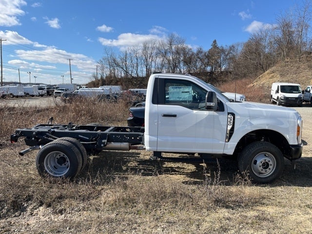 2023 Ford F-350SD XL DRW 4x4 / 7.3L V8 / 60" CA Chassis